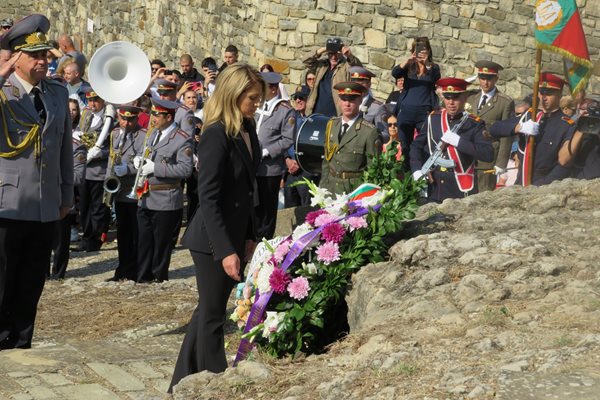 Рая Назарян се поклони пред паметника-пирамида на Царевец