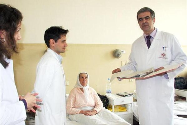 Доц. Каменов обсъжда с колеги лечението на жена в отделението.