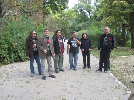 Преди откриване на паметника на Дио в Каварна - Владо Йончев, колега на Генчев (от ляво на дясно), Митко, Звезди от “Ахат”, Цонко Цонев, Саймът Райт и Стив Минарди от екипа на Дио