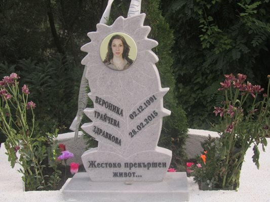 Паметникът на Вероника на лобното й място. Снимка Дима Максимова