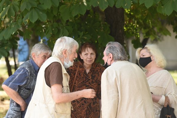 Димитър Бежански, Васил Сотиров, сам. Белчеви (от ляво на дясно) - приятели на Миряна