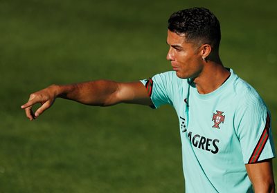 Кристиано Роналдо жестикулира по време на тренировка на португалския национален отбор.
СНИМКА: РОЙТЕРС