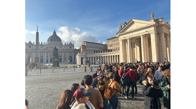Стотици туристи се наредиха до площад „Свети Петър”, който беше затворен след новината за кончината на германския папа
