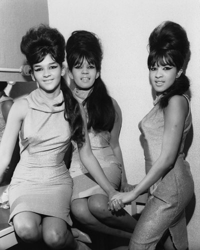 ТОГАВА: Вероника Бенет, нейната сестра Естел Бенет и тяхната братовчедка Недра Толи от нюйоркската момичешка поп група “Ронетс”, които са на върха на славата си през 60-те, с кошер кокове