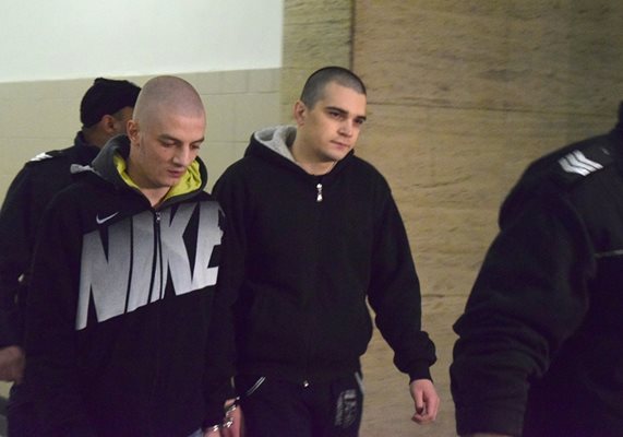 Патрик Първев и Александър Донов вървят към съдебната зала