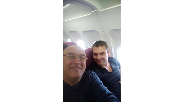 Последна снимка на Коста в самолета на път за Бали. Снимката с харпуните долу е последният му пост във фейсбук.