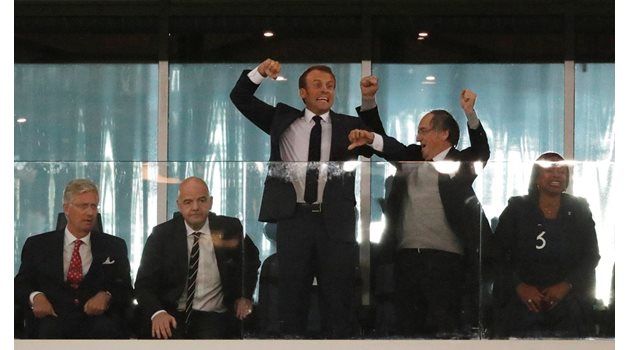 Френският президент Еманюел Макрон се радва на гола. Вляво е кралят на Белгия Филип.