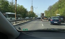 Тир и кола се блъснаха при телевизионната кула в София (Снимки)