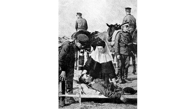 Царица Елеонора на бойното поле дава първа помощ на ранения войник и му изказва своите състрадания, 1913г.