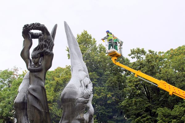 Паметникът на Съединението замириса на тропически цветя за празника на Пловдив (снимки)