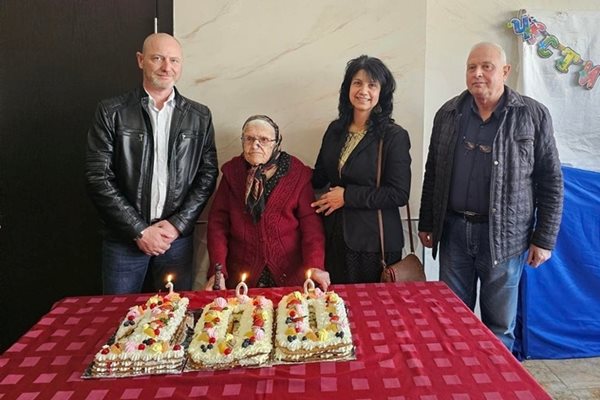 Баба Танка от Брезово празнува 100 години, сама храни кокошките и прекопава градината