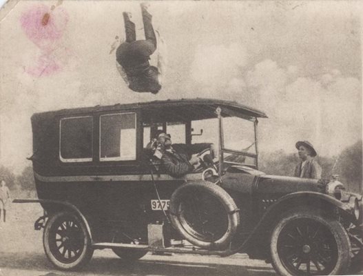 Добрич изпълнява прескок над автомобил в Бордо през 1908 г.