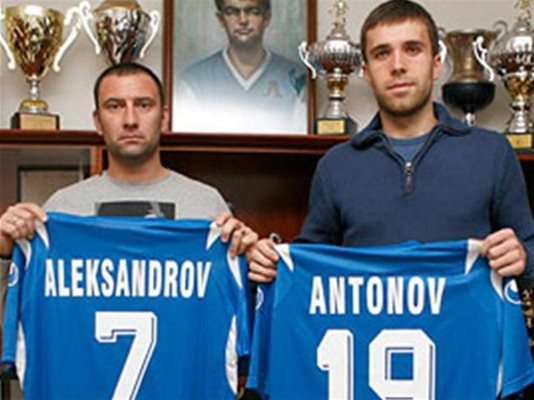 Той и другото ново попълнение Миро Антонов позираха със сините екипи в офиса на клуба (на малката снимка).