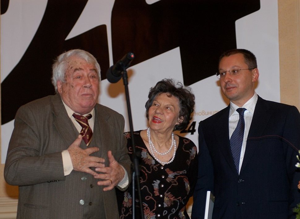 Стоянка Мутафова и Георги Калоянчев бяха удостоени със званието “Достоен българин” за 2006 г. На тържествената церемония в края на годината те обявиха подкрепата си за осъдените медицински сестри в Либия.