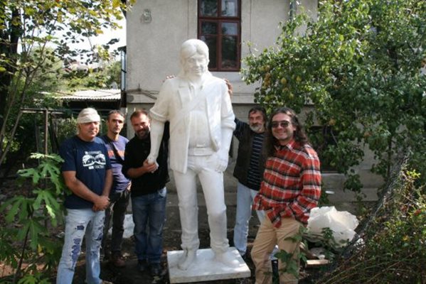 Димитър Генчев (вторият от дясно на ляво) е един от инициаторите за издигане на паметник на Георги Минчев в Каварна.