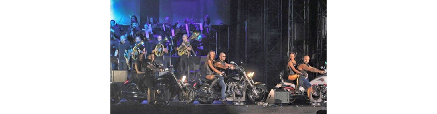Слави Трифонов е придружаван от рокерите по време на мегаконцерт