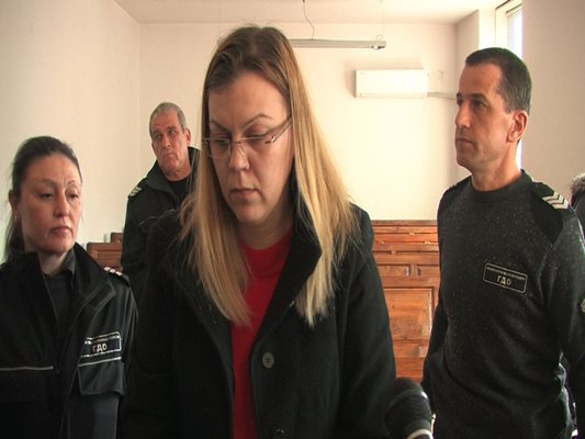 Окръжният съд в Сливен остави днес за постоянно в ареста бившата банкерка от Нова Загора Биляна Манчева, обвинена в  присвояването на 445 200 лв. от сметки на клиенти на банката. СНИМКА: bTV