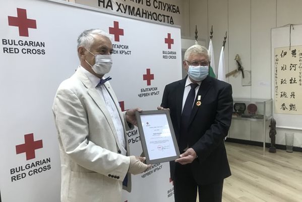Здравният министър Кирил Ананиев получи отличието от председателя на БЧК акад. Христо Григоров.