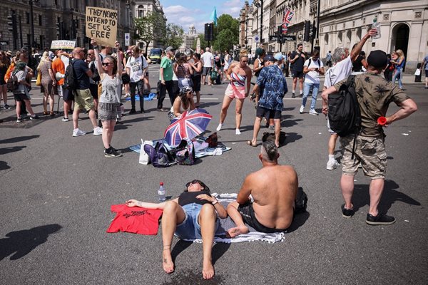 Протестиращи срещу COVID мерките се събраха до парламента в Лондон.