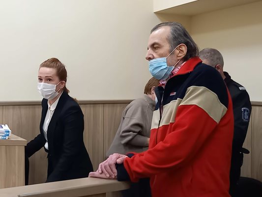 Стефан Грозев с адвокатката си Таня Чечкова на предишно съдебно заседание.
Снимки: Авторът
