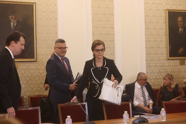 Теодора Генчовска отиде във външната комисия на НС с очакване за смели решения, а си тръгна без дори да я изслушат