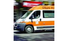 С опасност за живота е шофьорът на леката кола от удара на пътя Бяла - Плевен
