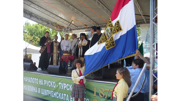 Старозагорския митрополит Киприан освети копието от Самарското знаме, което русофилите от Казанлък подариха днес на своята община.