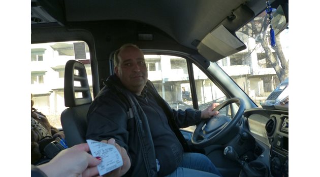 Шофьорите по автобусна линия 11 в Търговище издават билетите от 1 стотинка на пътниците при качване в превозното средство.