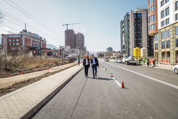 Йорданка Фандъкова и Ангел Джоргов на проверка на бул. "Филип Кутев". 
СНИМКА: АДЕЛИНА АНГЕЛОВА