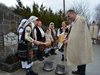 На Иванови влачуги в Караисен окъпаха младоженци за здраве на селската чешма