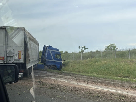 Камион катастрофира на магистрала "Тракия", движението в посока София е затруднено