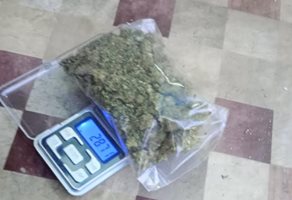 Установени са 26 грама суха тревна маса, реагираща на марихуана, и кристално вещество с тегло 86 грама, реагиращо на метаамфетамин Снимка: МВР