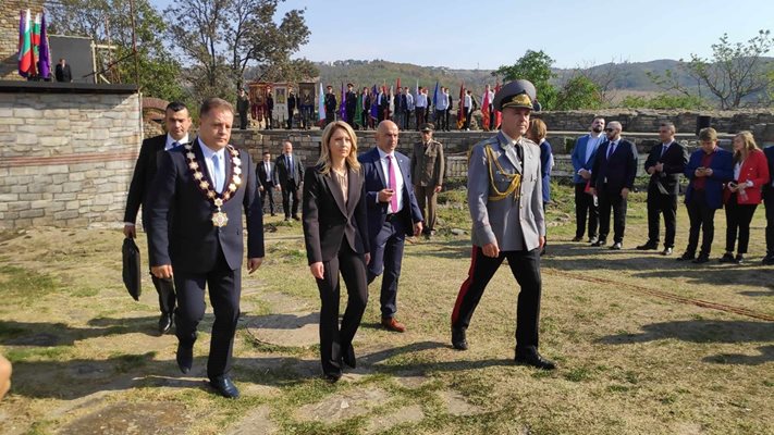 Рая Назарян се отправя да приеме почетния строй на курсантите от НВУ, придружавана от кмета Даниел Панов и началника бриг. ген. Иван Маламов