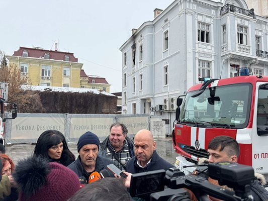 Към момента огънят е локализиран, съобщи началникът на сектор "Пожарна и спасителна дейност" Димитър Бришимов.