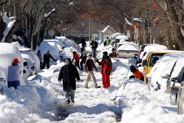 Жители на Вашингтон разравят колите си около Конгреса от снега, който блокира столицата на САЩ. 
СНИМКИ: РОЙТЕРС