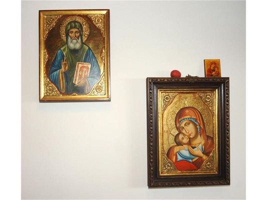 Иконите на св. Дамаскин Габровски (вляво) и Богородица - подарък от мелнишкия епископ Генадий. Направени са от двама зографи в Благоевградско по специална поръчка.
