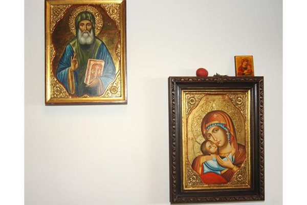 Иконите на св. Дамаскин Габровски (вляво) и Богородица - подарък от мелнишкия епископ Генадий. Направени са от двама зографи в Благоевградско по специална поръчка.
