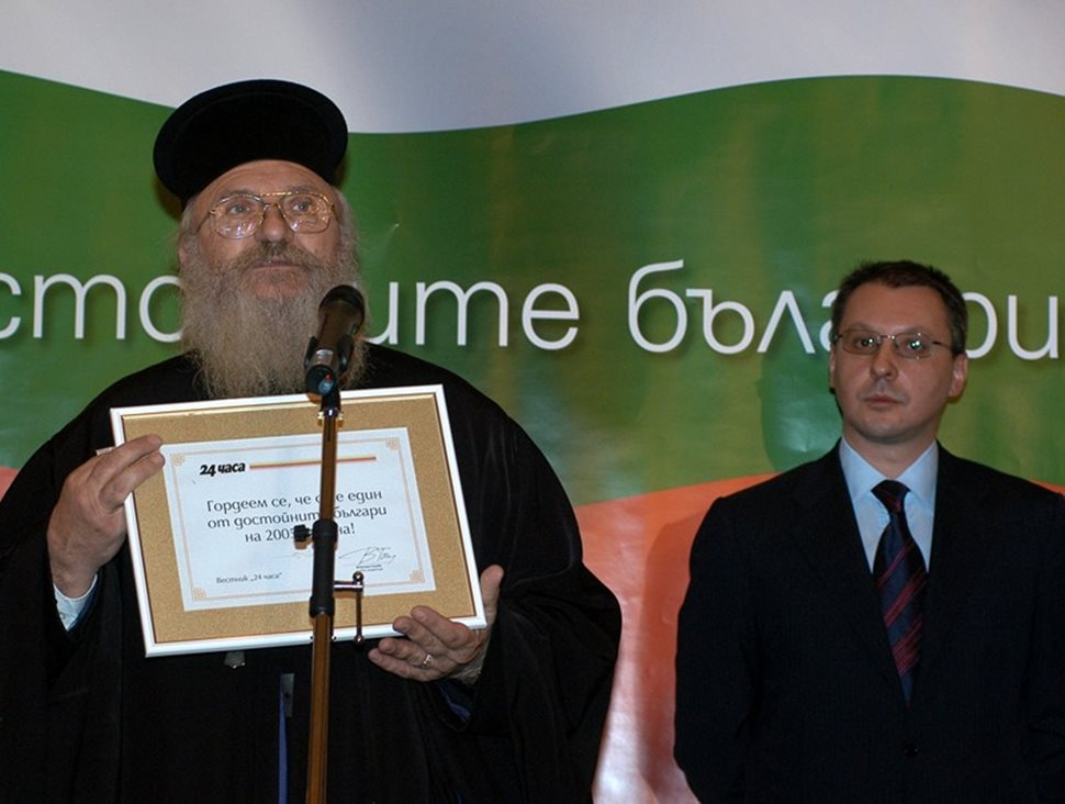 Отец Иван от Нови хан също е достоен българин. Той получи награда за 2005 г.
