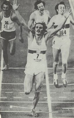 Мюнхен, март 1976 г. - Янко Братанов е вдигнал победоносно ръце, след като става европейски шампион в зала на 400 метра гладко бягане.
