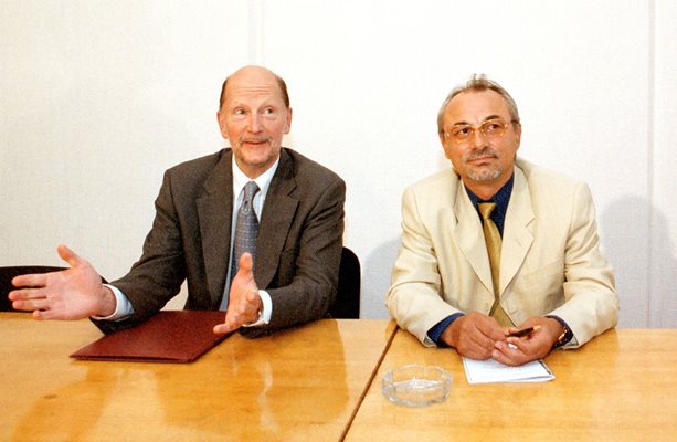 Председателите на партиите в управляващата по това време коалиция - Симеон Сакскобургготски и Ахмед Доган.