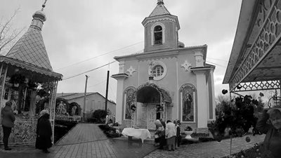 Кръстът пред храма “Свети Николай”в село Кулевча привлича поклонници.