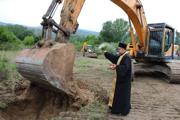 Първата копка на пътен възел "Кресна" на магистрала "Струма" бе направена през май тази година.