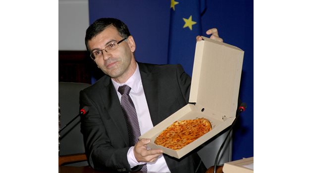 Бившият финансов министър и вицепремиер Симеон Дянков показва нагледно какво е бюджет - постна пица.