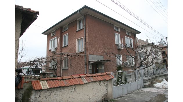 В тази къща в пловдивското село Крумово живеят в момента д-р Иван Димитров, съпругата му Жулиета и двете им деца.