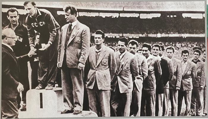 Българските национали по футбол (вдясно с костюмите) при награждаването с бронзовите медали.
