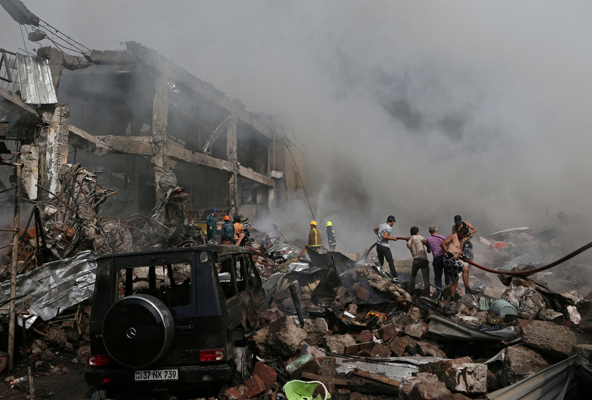 Шест са вече жертвите при експлозията в търговски център в Армения