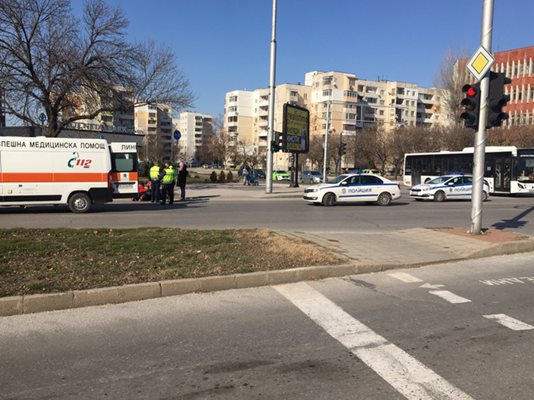 Движението в кръстовището беше ограничено от линейка и полицейски автомобили.