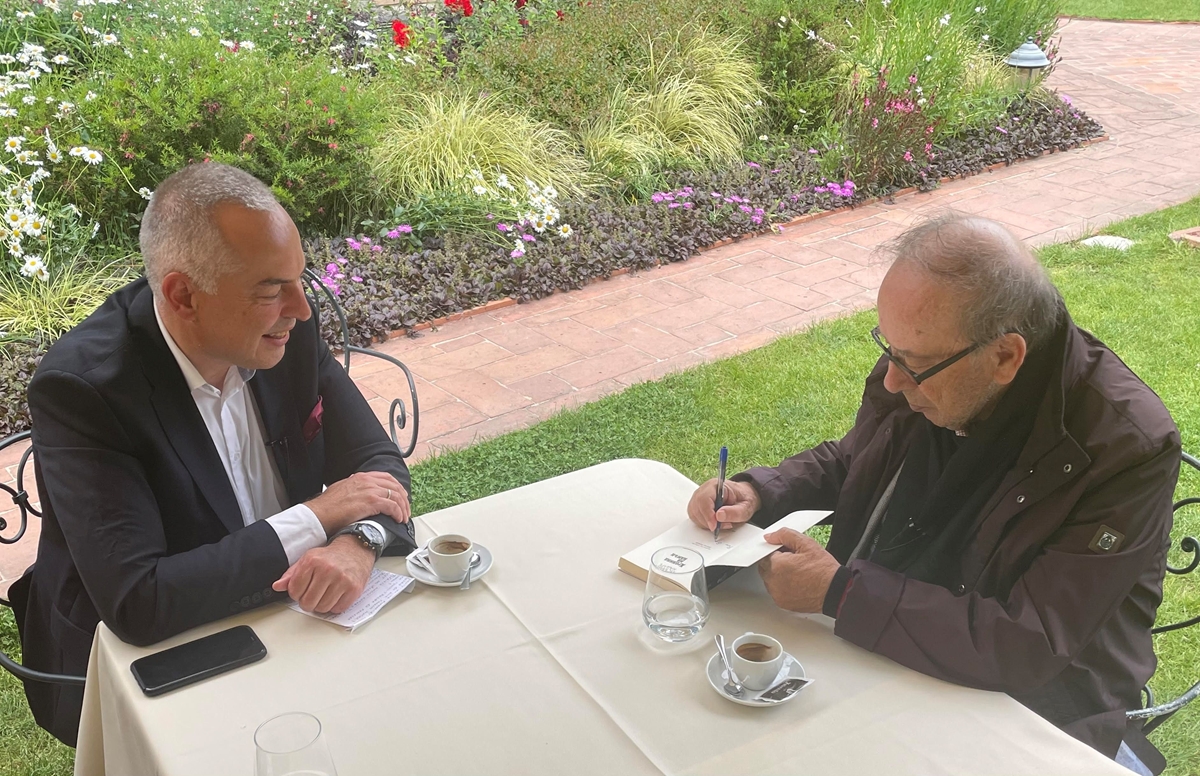 Бойко Василев прави интервю с писателя Исмаил Кадаре в любимото му кафене в Тирана