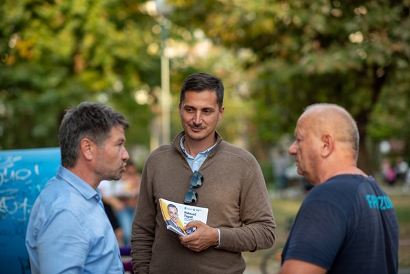 Кандидатът за кмет на район "Тракия" от ПП-ДБ Николай Гюров (в средата) на среща с хора.