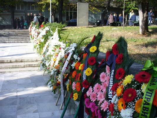 Десетки венци в памет на д-р Евгений Желев са подредени пред Старозагорската опера.